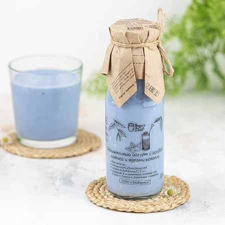 Безлактозный йогурт с голубой матчей и ядрами конопли