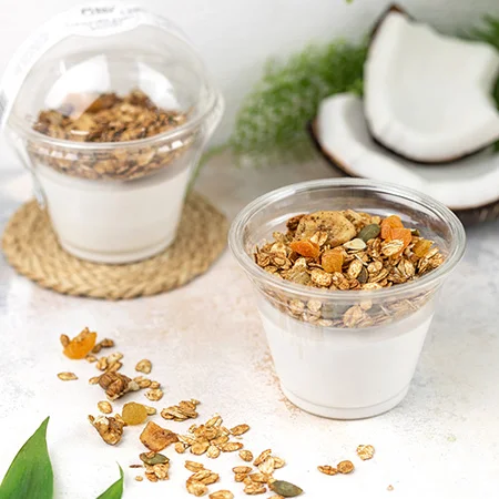 Кокосовый йогурт со злаковой гранолой