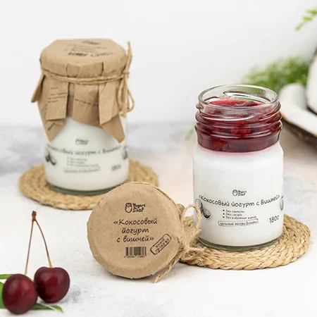 Кокосовый йогурт с вишней